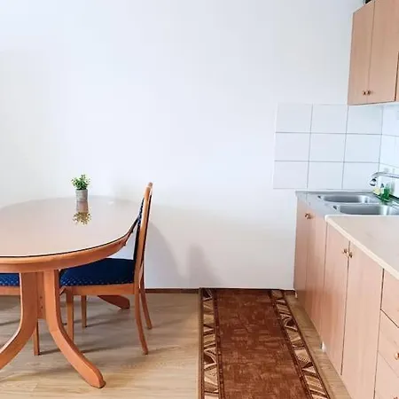 Quiet And Renovated Free Parking Free Wifi Apartman